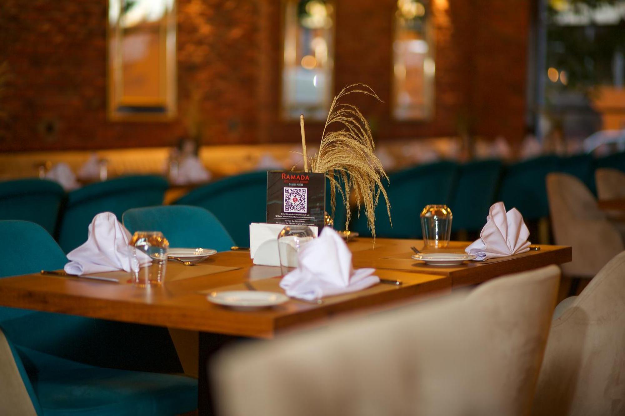 Ramada By Wyndham Istanbul Merter Exterior foto Restaurant
