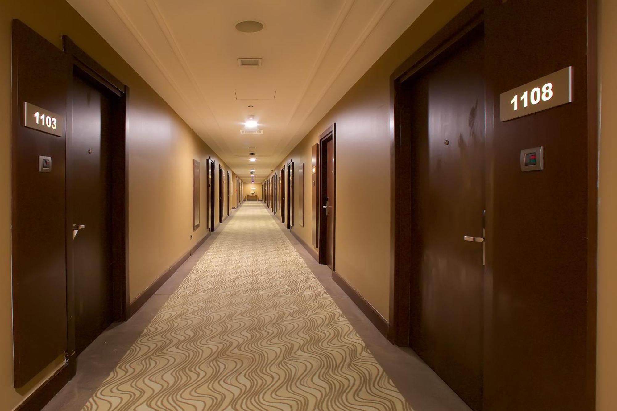 Ramada By Wyndham Istanbul Merter Exterior foto A typical hotel corridor