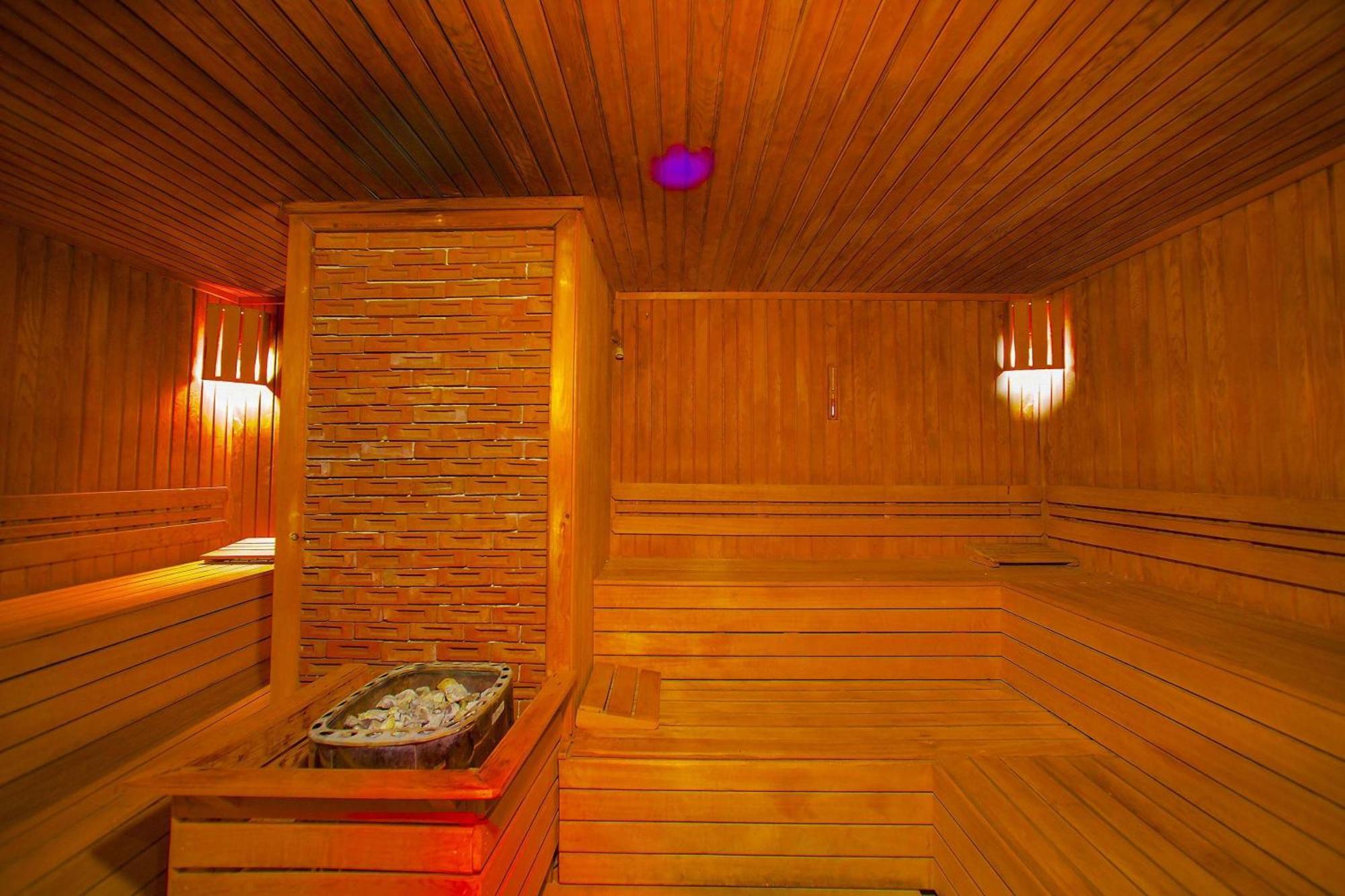 Ramada By Wyndham Istanbul Merter Exterior foto A Finnish sauna