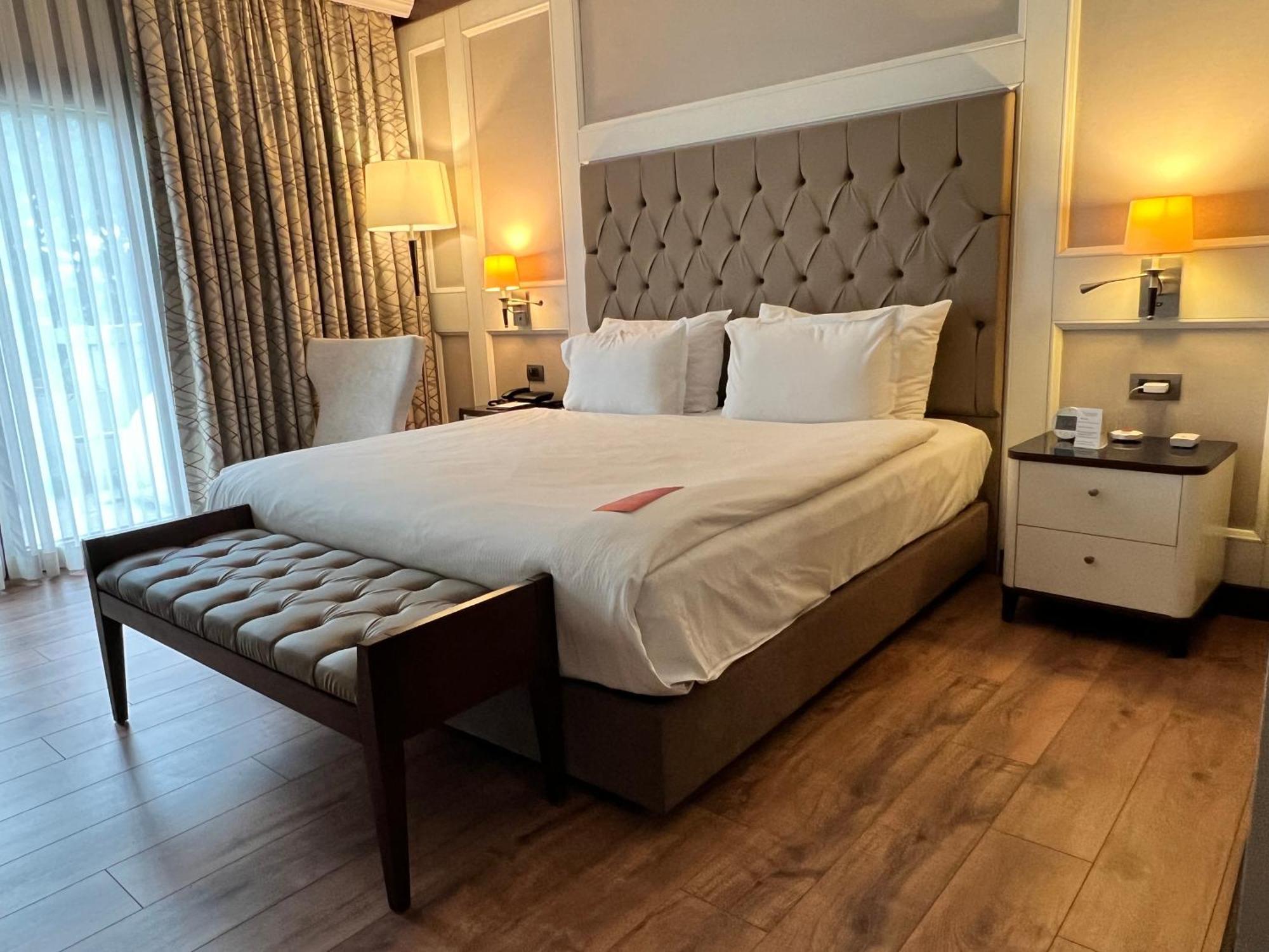 Ramada By Wyndham Istanbul Merter Exterior foto A bedroom at the hotel