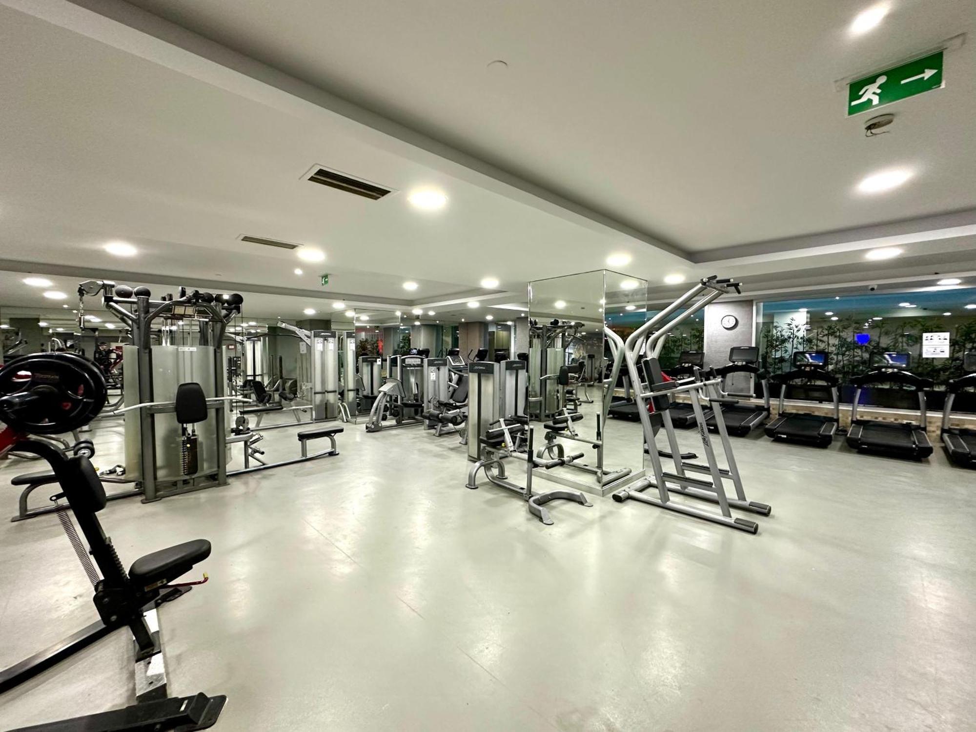 Ramada By Wyndham Istanbul Merter Exterior foto The gym at the hotel